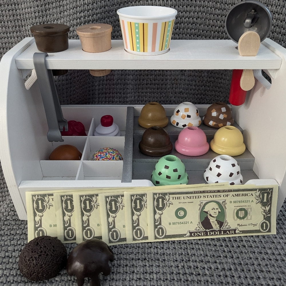 Melissa & Doug Wooden Scoop & Serve Ice Cream Counter
